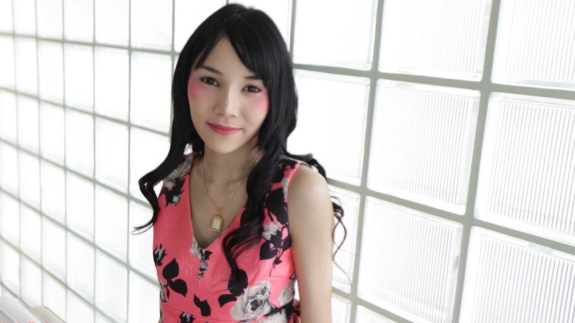 12P Ladyboy thaïlandaise de 19 ans, pipe et soin du visage de coq blanc