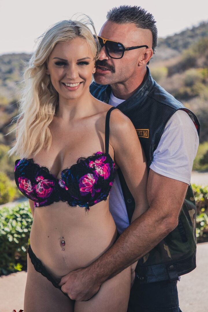 20P A loira peituda Kenzie Taylor tem a bunda adorada depois de ficar nua ao ar livre