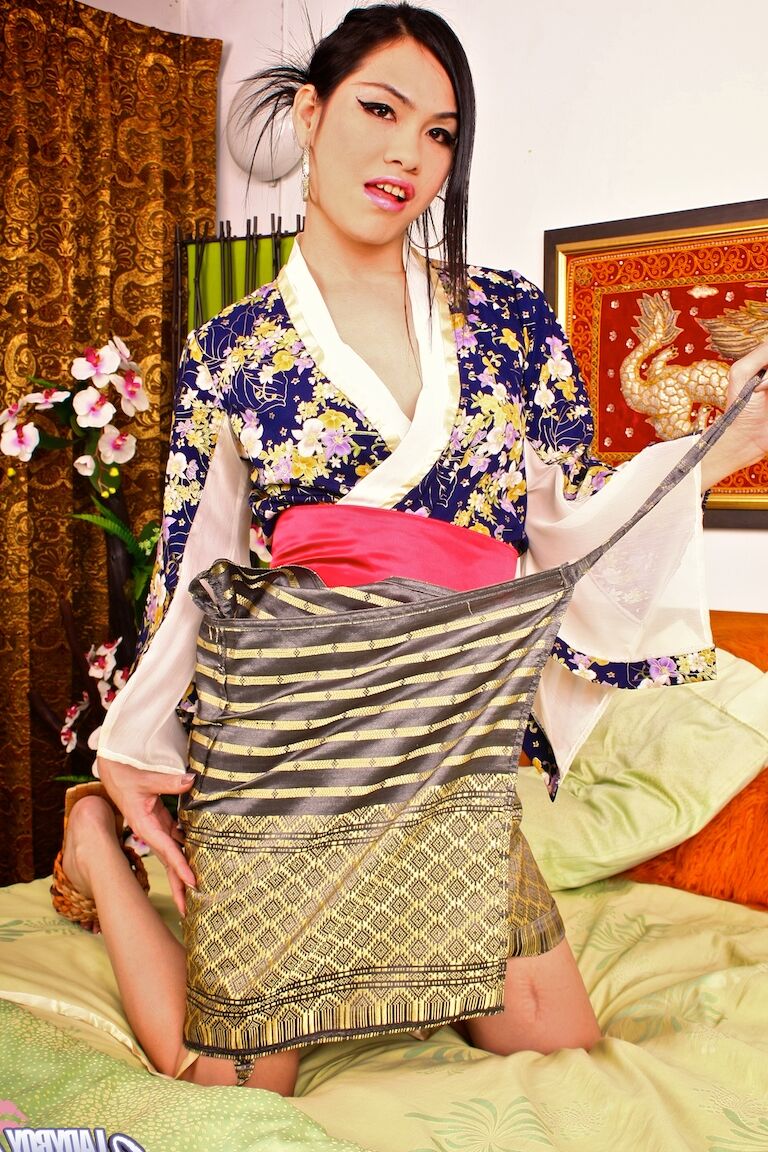 19P, la transexuelle asiatique Natti enlève son kimono et montre son pénis en érection