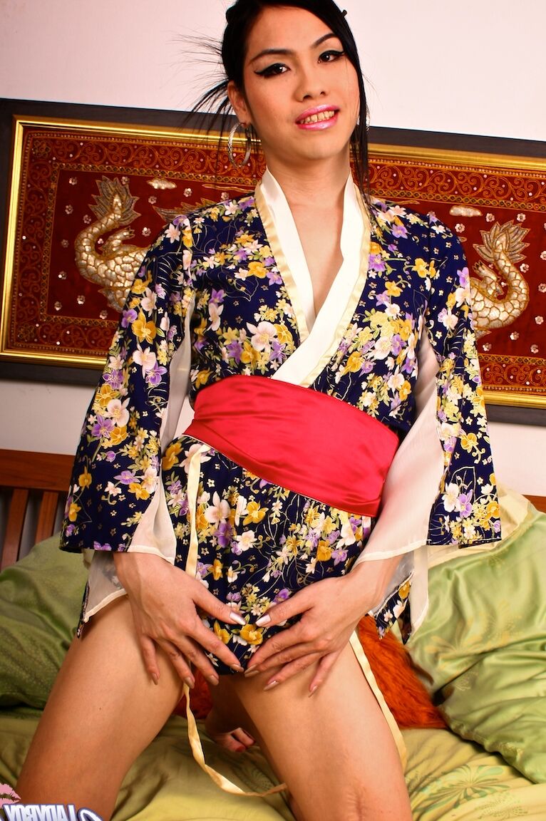 19P, la transexuelle asiatique Natti enlève son kimono et montre son pénis en érection