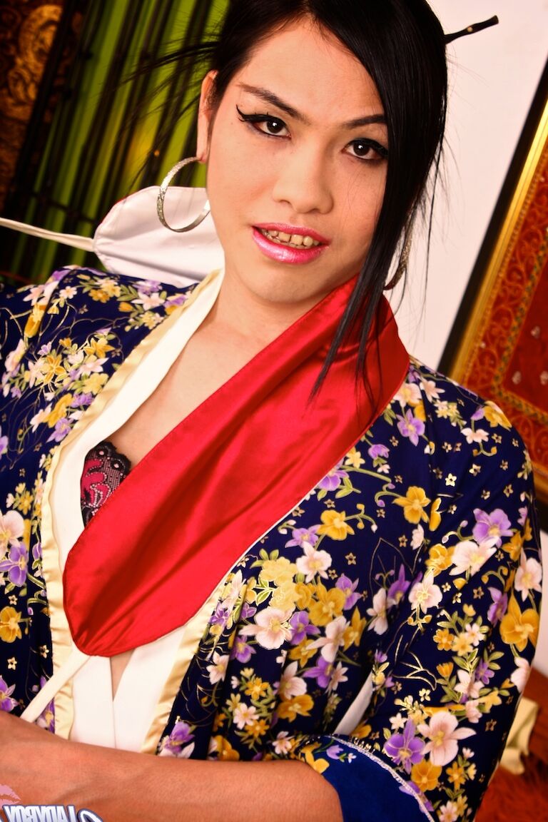 19P, la transexuelle asiatique Natti enlève son kimono et montre son pénis en érection