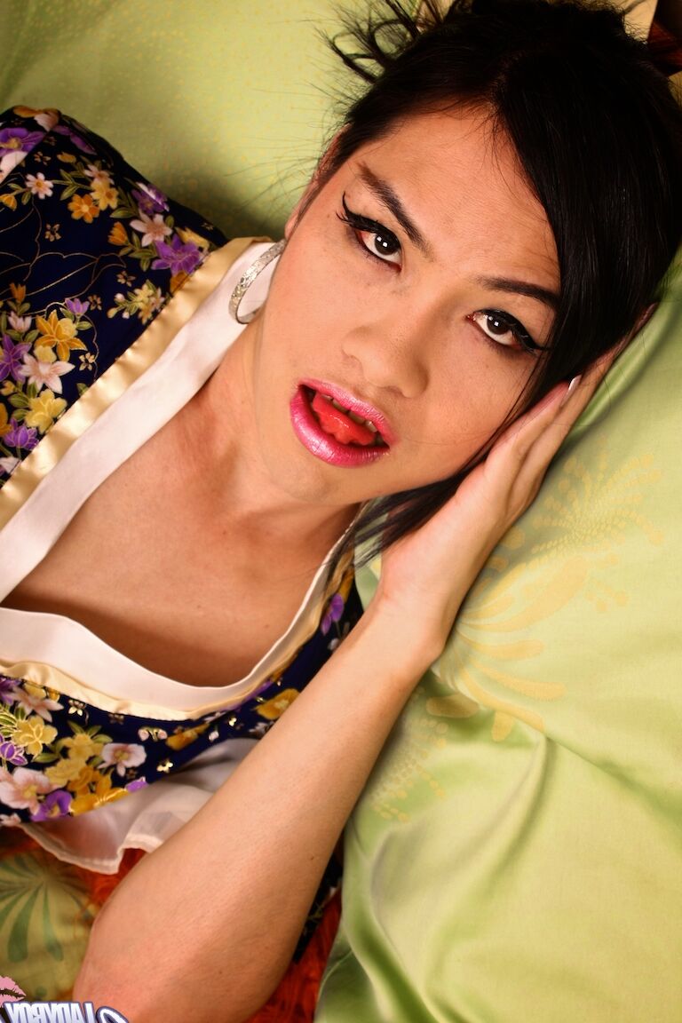 19P, la transexuelle asiatique Natti enlève son kimono et montre son pénis en érection