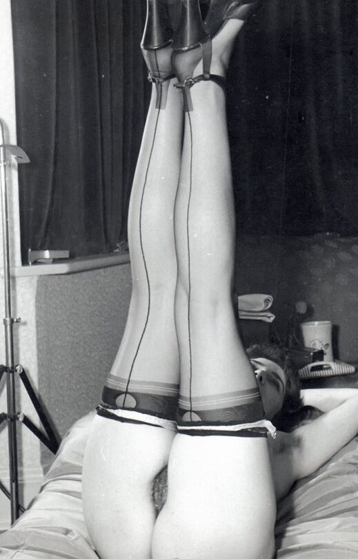 12P Modelos gostosas do passado exibindo seus regalos peludos em cenas pornôs vintage