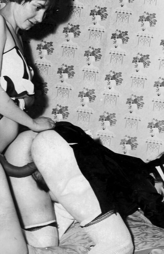 12P Estrelas porno vintage com tesão se divertem lambendo buceta, montando pau em trios