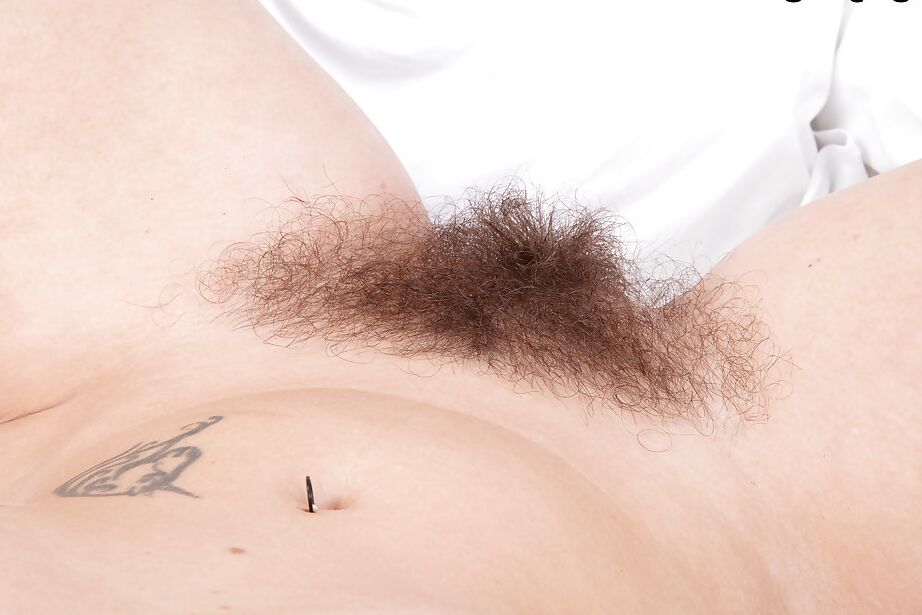 16P La amateur tatuada Elle MacQueen abriendo su vagina peluda de MILF
