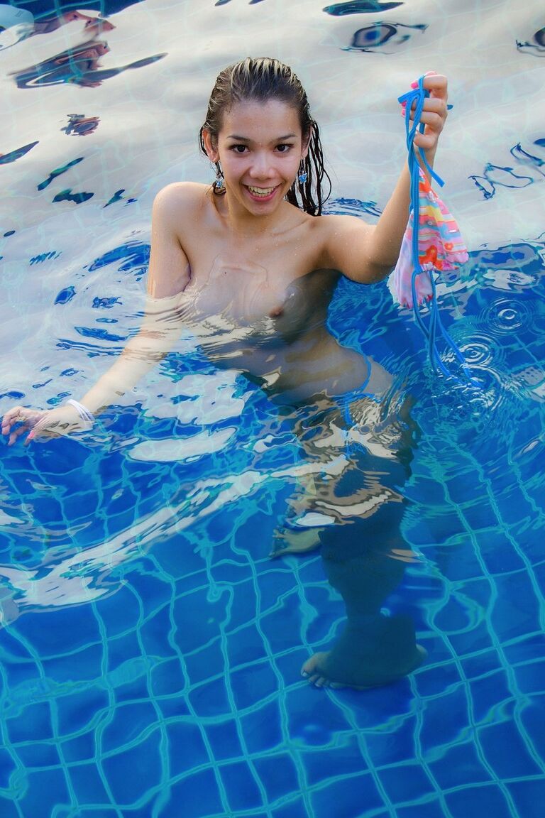 20P Hübsche brünette asiatische Shemale Tao 1 masturbiert alleine am Pool