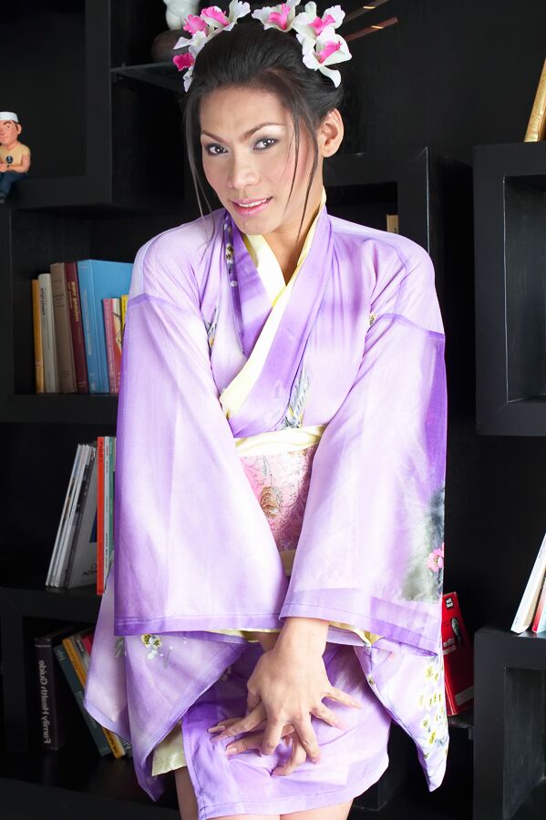 16P Ladyboy Glamour Ladyboy Geisha
