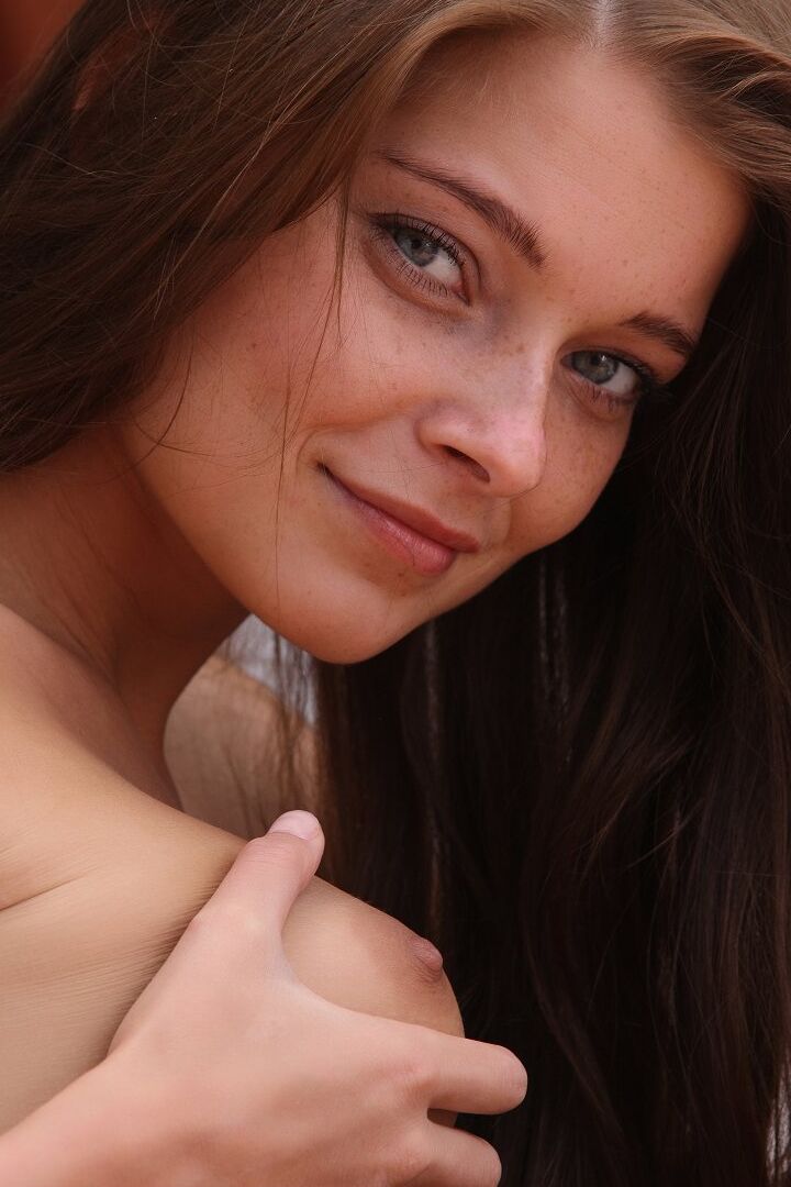 16P Erótica belleza morena Angelina B abriendo sus largas piernas desnuda junto a la piscina
