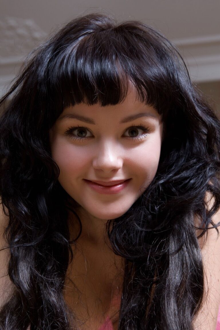 21P Süßes Teenie mit bezauberndem Gesicht Mirelle A stellt ihre tollen Titten in einem Solo zur Schau