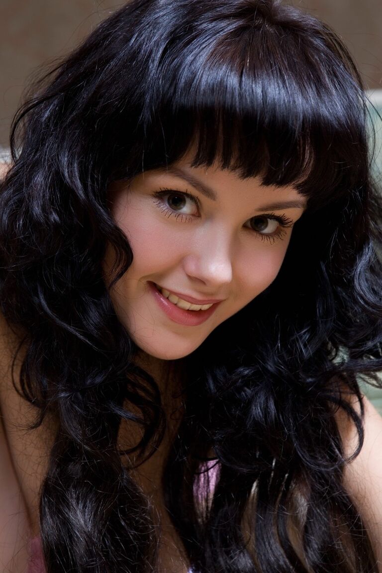 21P Süßes Teenie mit bezauberndem Gesicht Mirelle A stellt ihre tollen Titten in einem Solo zur Schau