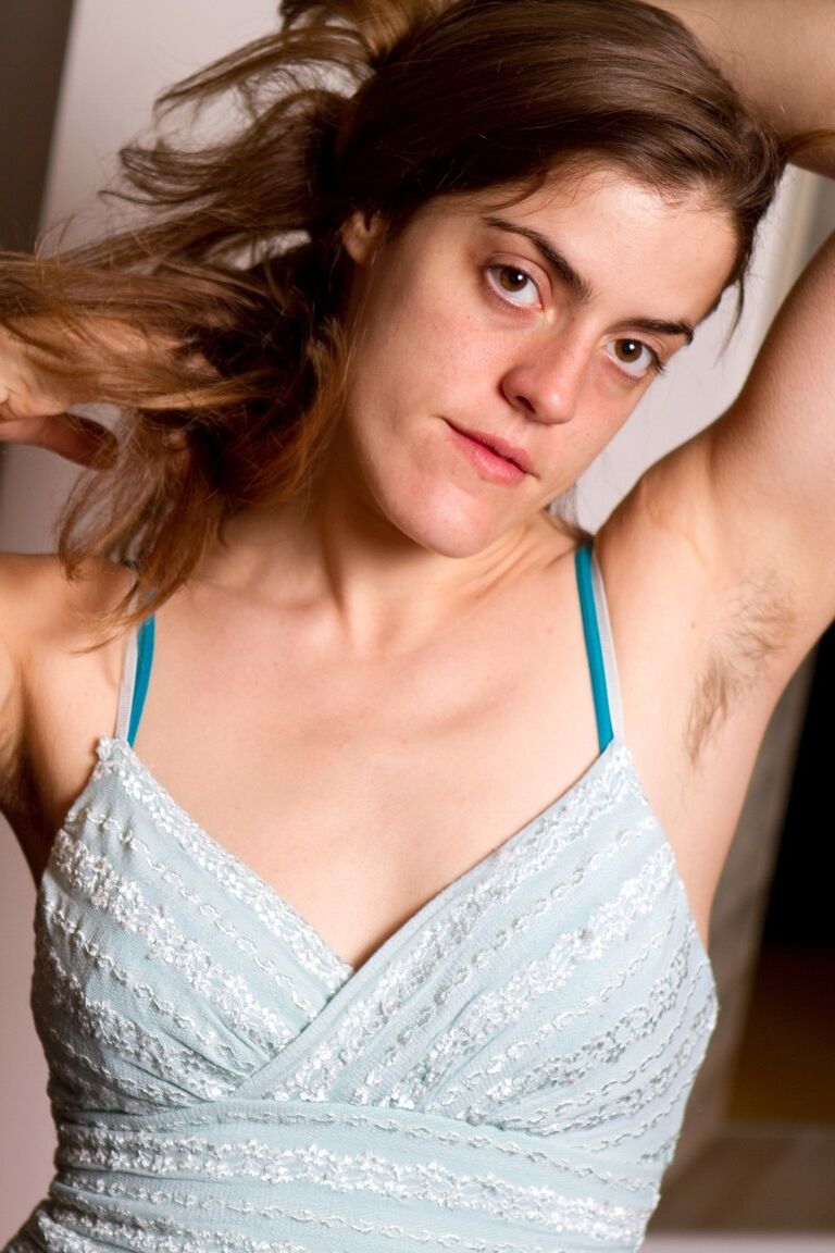 21P Aya, petite amie amateur, perd sa jupe et montre sa chatte poilue en solo