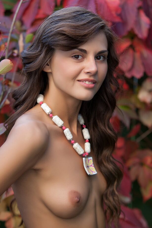 18P La dulce adolescente rusa Astrud A usa un collar mientras modela desnuda al aire libre