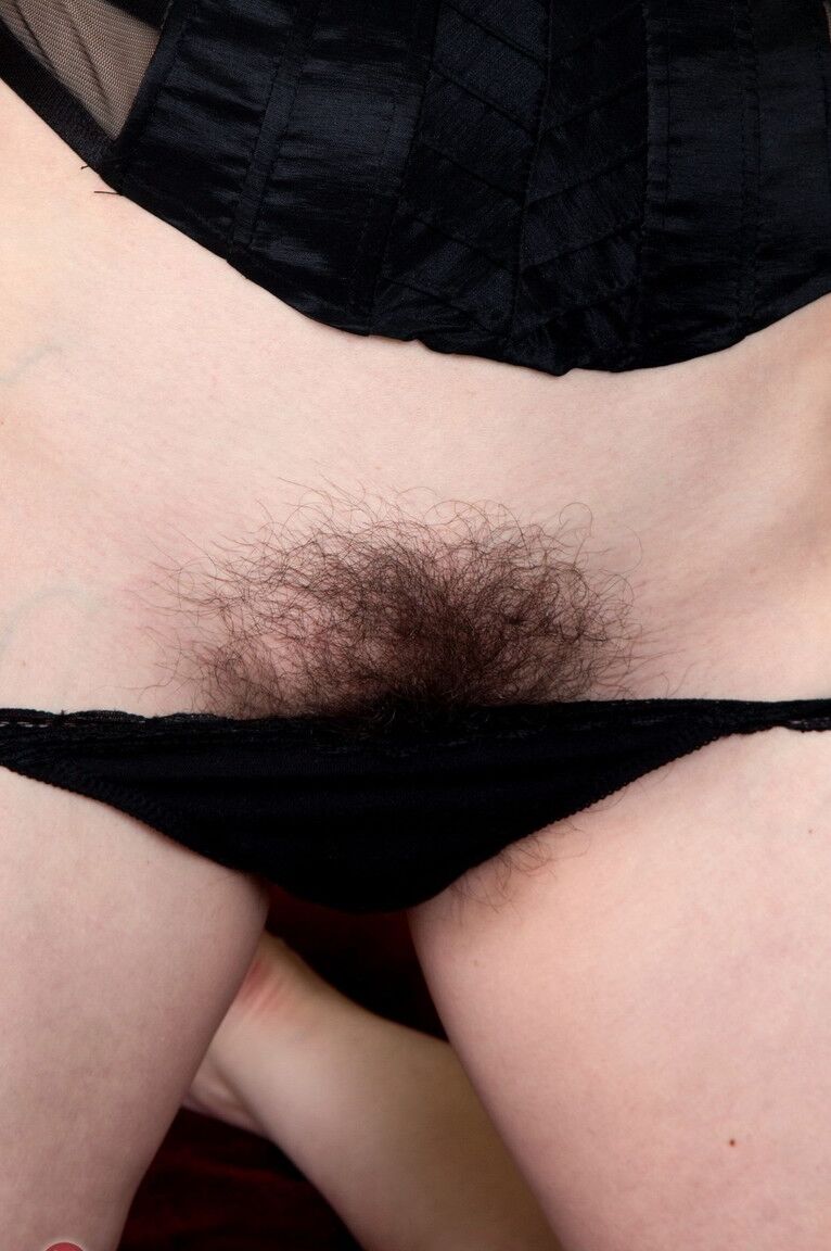 21P La esposa madura Annabelle Lee expone su castor peludo y lo estira
