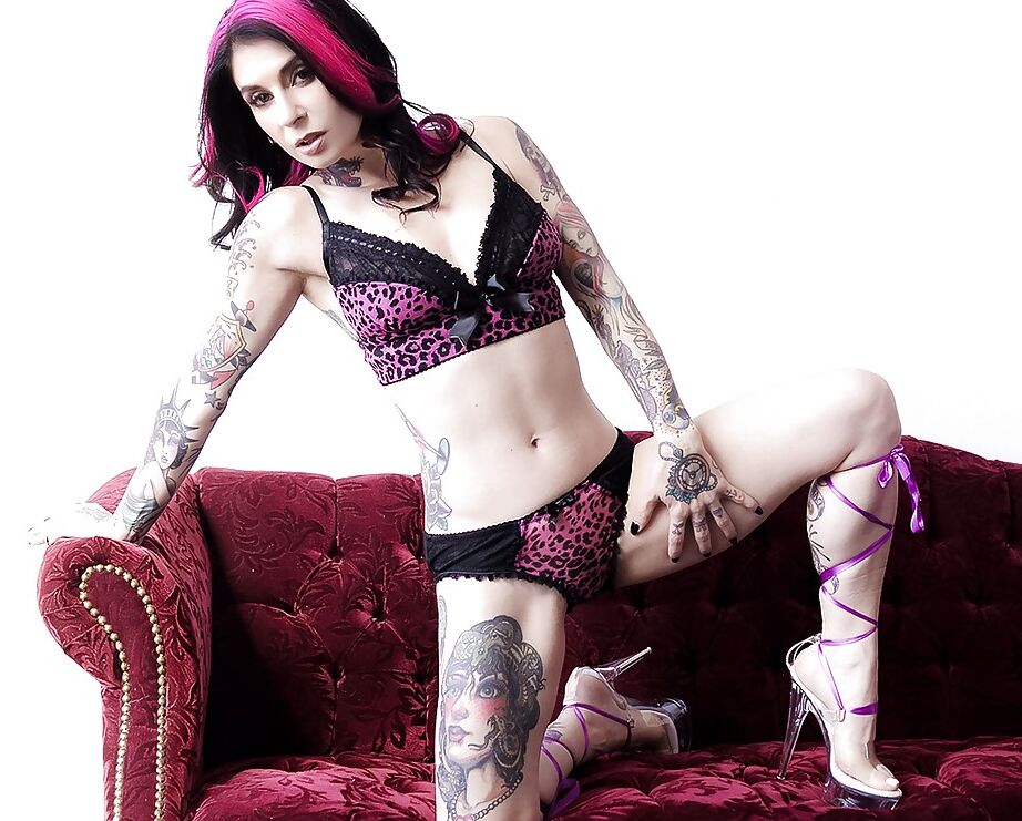 16P La MILF très tatouée Joanna Angel enlève son soutien-gorge et sa culotte pour être mannequin nue.