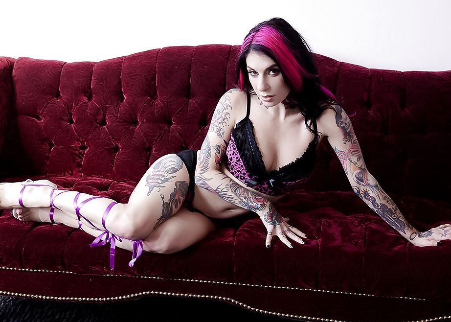 16P La MILF très tatouée Joanna Angel enlève son soutien-gorge et sa culotte pour être mannequin nue.