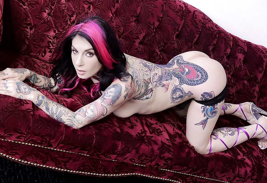 16P La MILF très tatouée Joanna Angel enlève son soutien-gorge et sa culotte pour être mannequin nue.