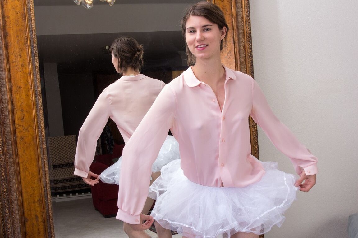 16P Kiyoko, ballerine élancée aux petits seins, exhibe sa chatte très poilue