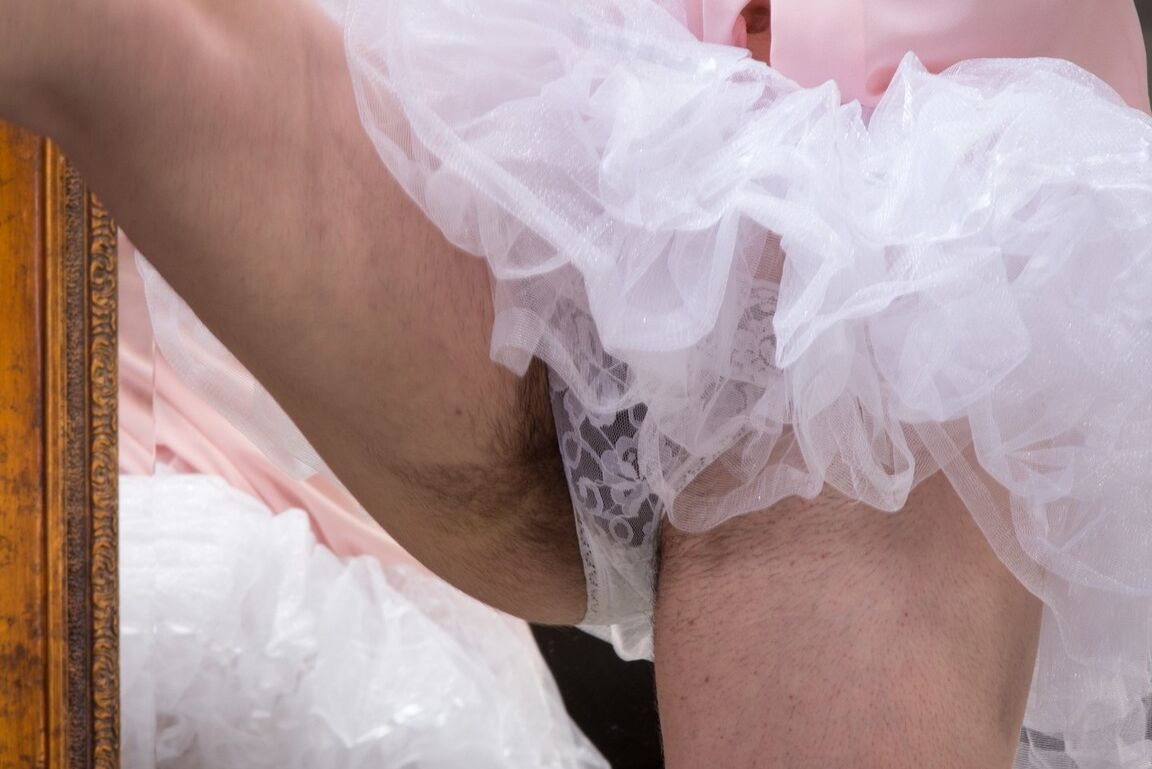16P Kiyoko, ballerine élancée aux petits seins, exhibe sa chatte très poilue
