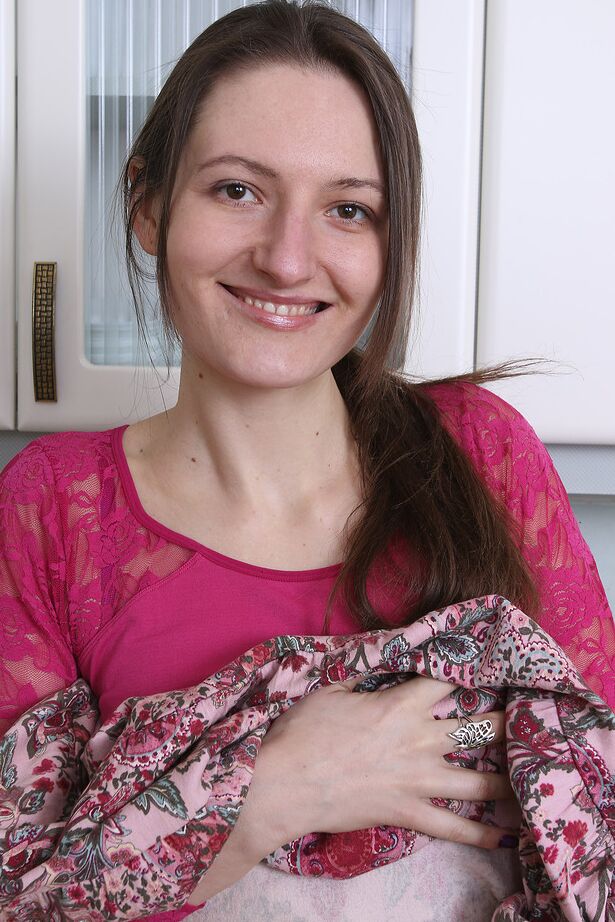 15P A dona de casa morena esbelta Mariona tira a roupa para espalhar a bucetinha peluda na cozinha
