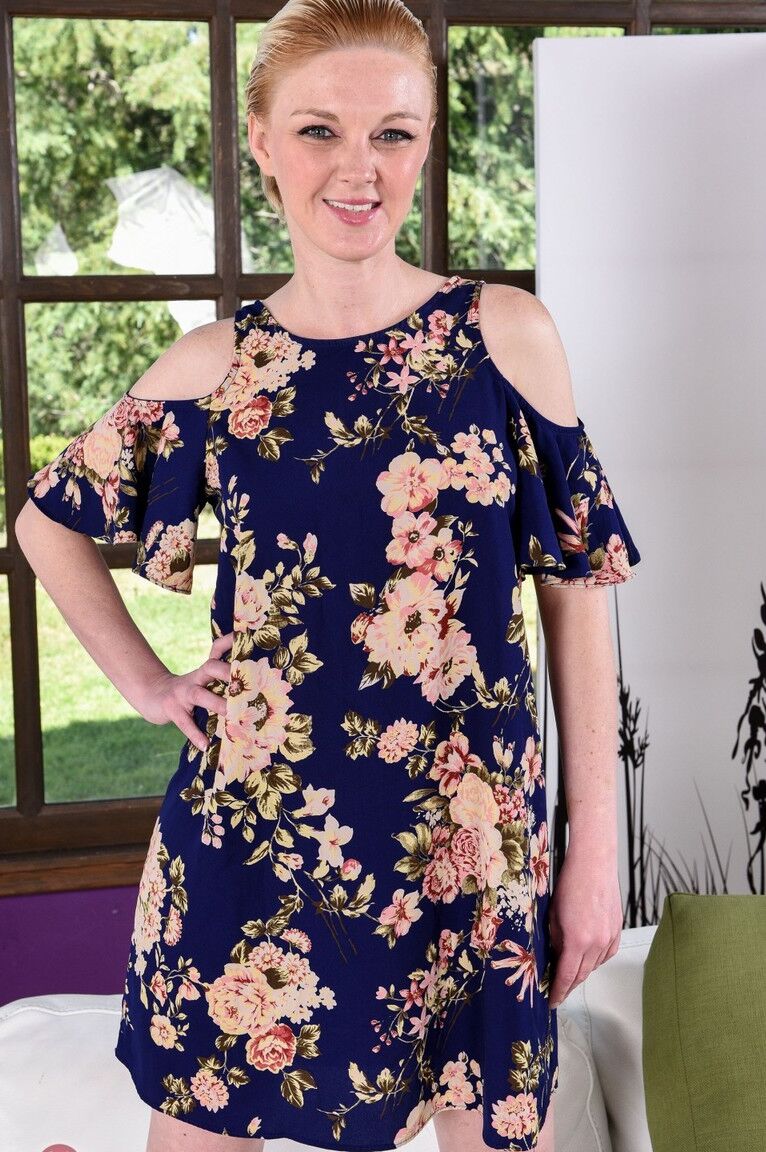 21P Marie McCray madura perde o vestido e exibe sua boceta e peitos saborosos