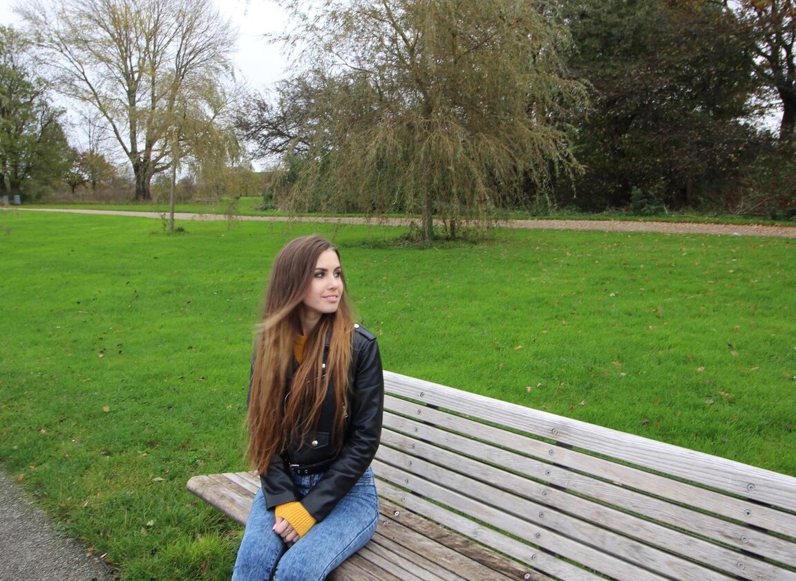 15P Hübscher Teenager, der einem großschwänzigen Fremden im Park einen tollen Blowjob gibt