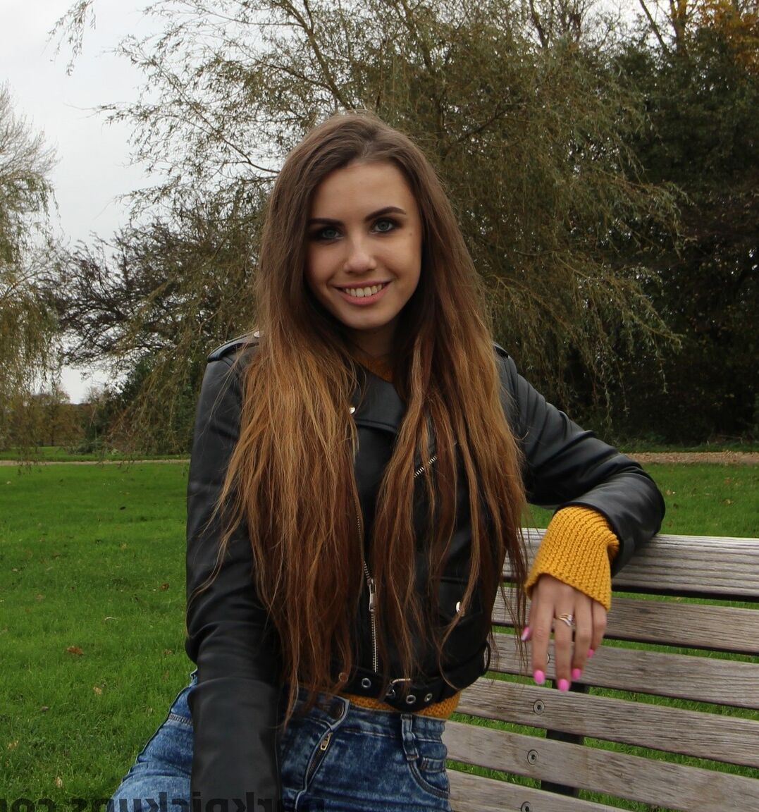 15P Hübscher Teenager, der einem großschwänzigen Fremden im Park einen tollen Blowjob gibt