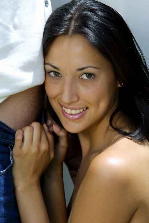 12P Prosie de aspecto atractivo dando el beso definitivo