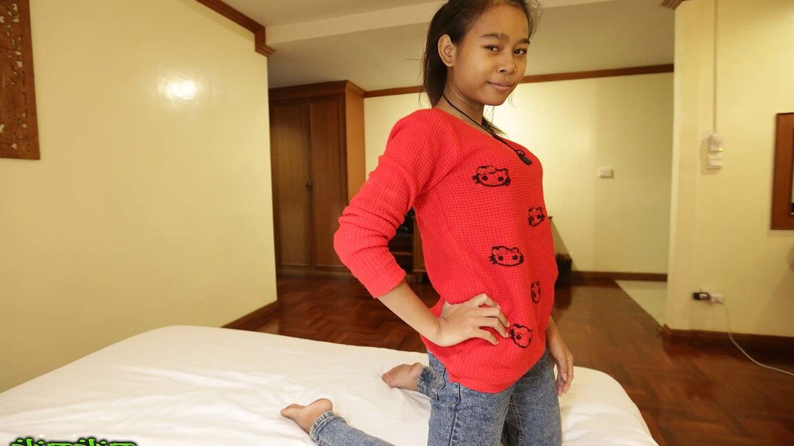 12P Entzückendes thailändisches Mädchen lässt nach dem Sex mit einem Farang Sperma aus ihrem Biber austreten
