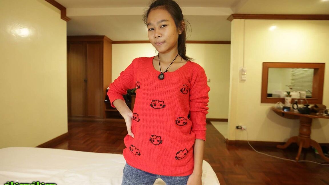12P Entzückendes thailändisches Mädchen lässt nach dem Sex mit einem Farang Sperma aus ihrem Biber austreten