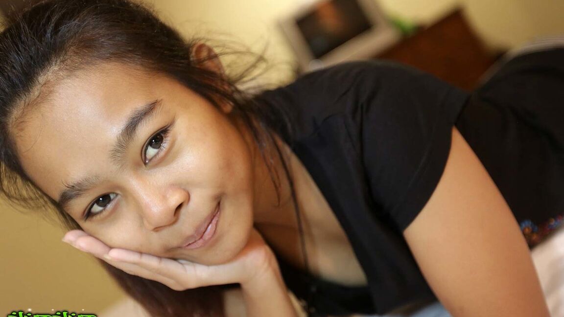 12P Entzückendes thailändisches Mädchen lässt nach dem Sex mit einem Farang Sperma aus ihrem Biber austreten