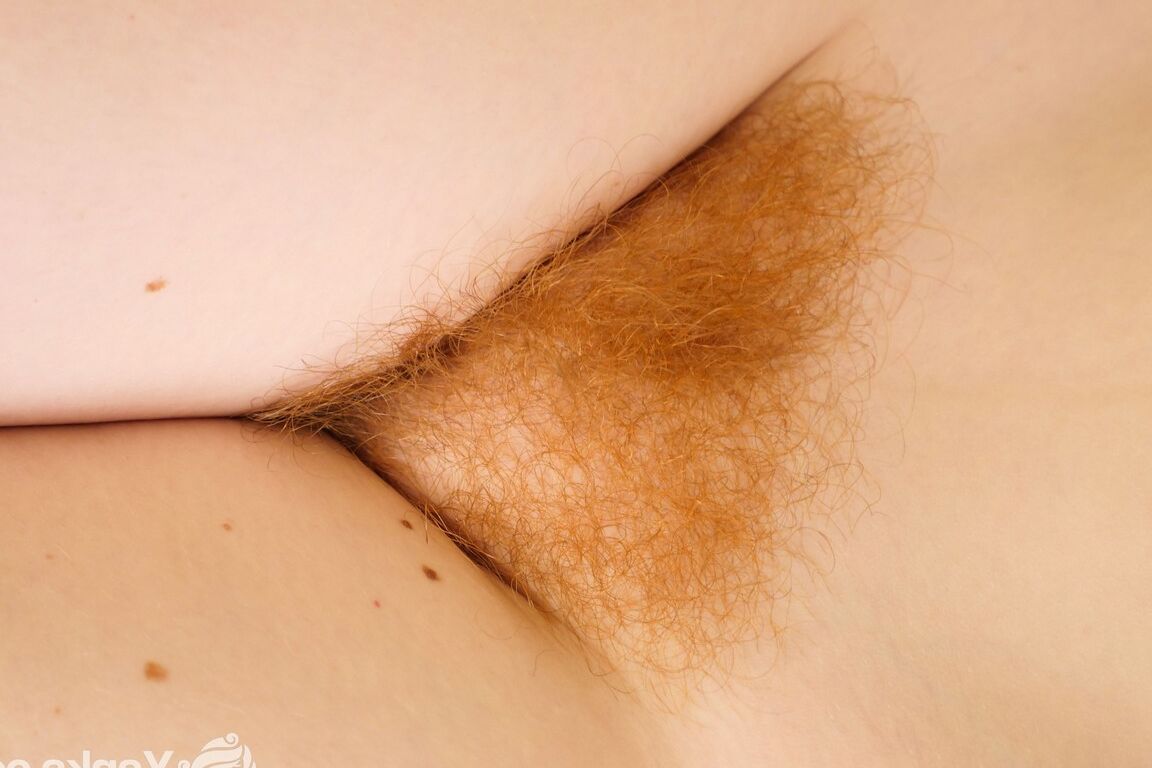 17P La pelirroja Ana Molly muestra sus pequeñas tetas y se frota su tupida vagina