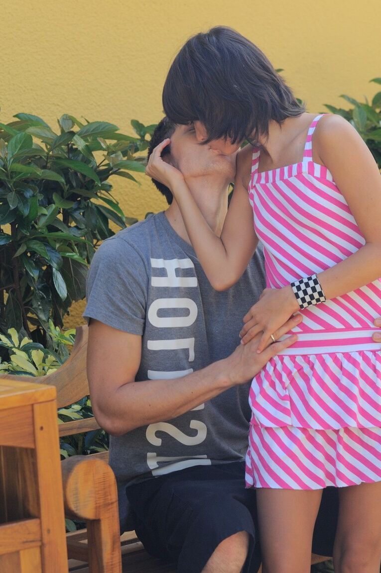 16P La adolescente vestida Mishka le da un beso a su hermanastro antes de chuparle la polla