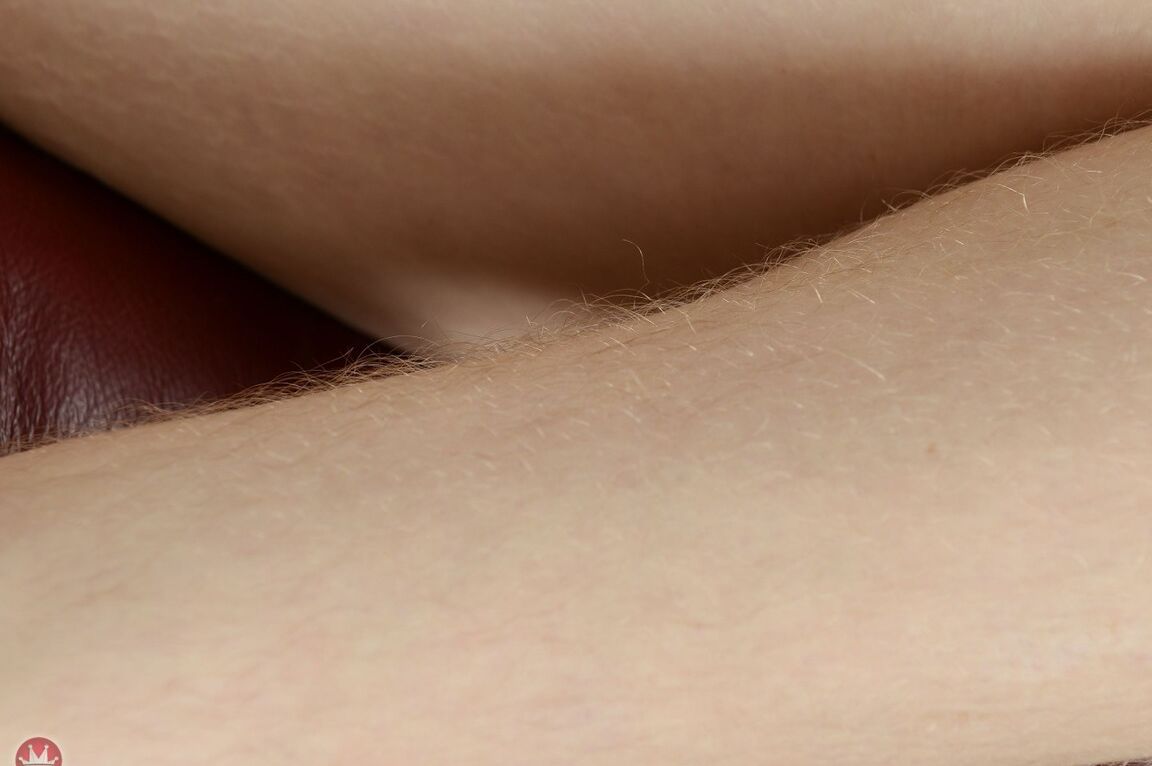21P Der junge Teenager Apricot Pitts enthüllt ihre haarige Möse und stellt ihre Titten zur Schau