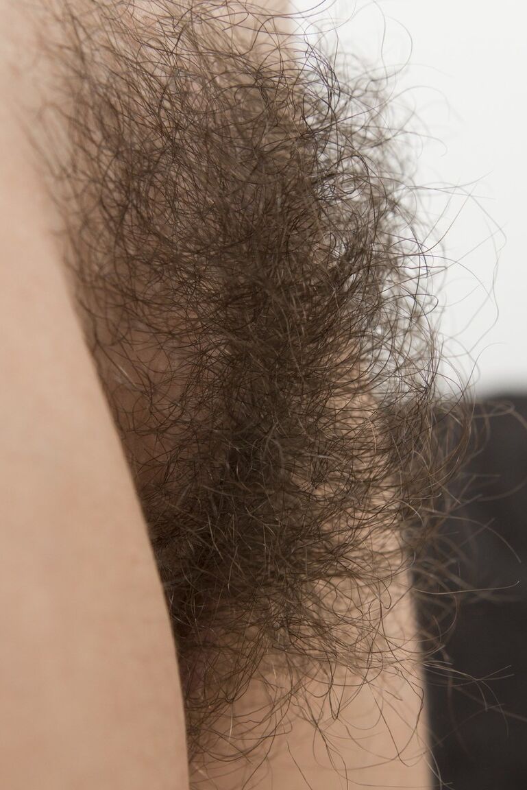 16P 黒髪の若い初めてのタイマーは、毛むくじゃらの茂みを明らかにしながら笑顔を浮かべます