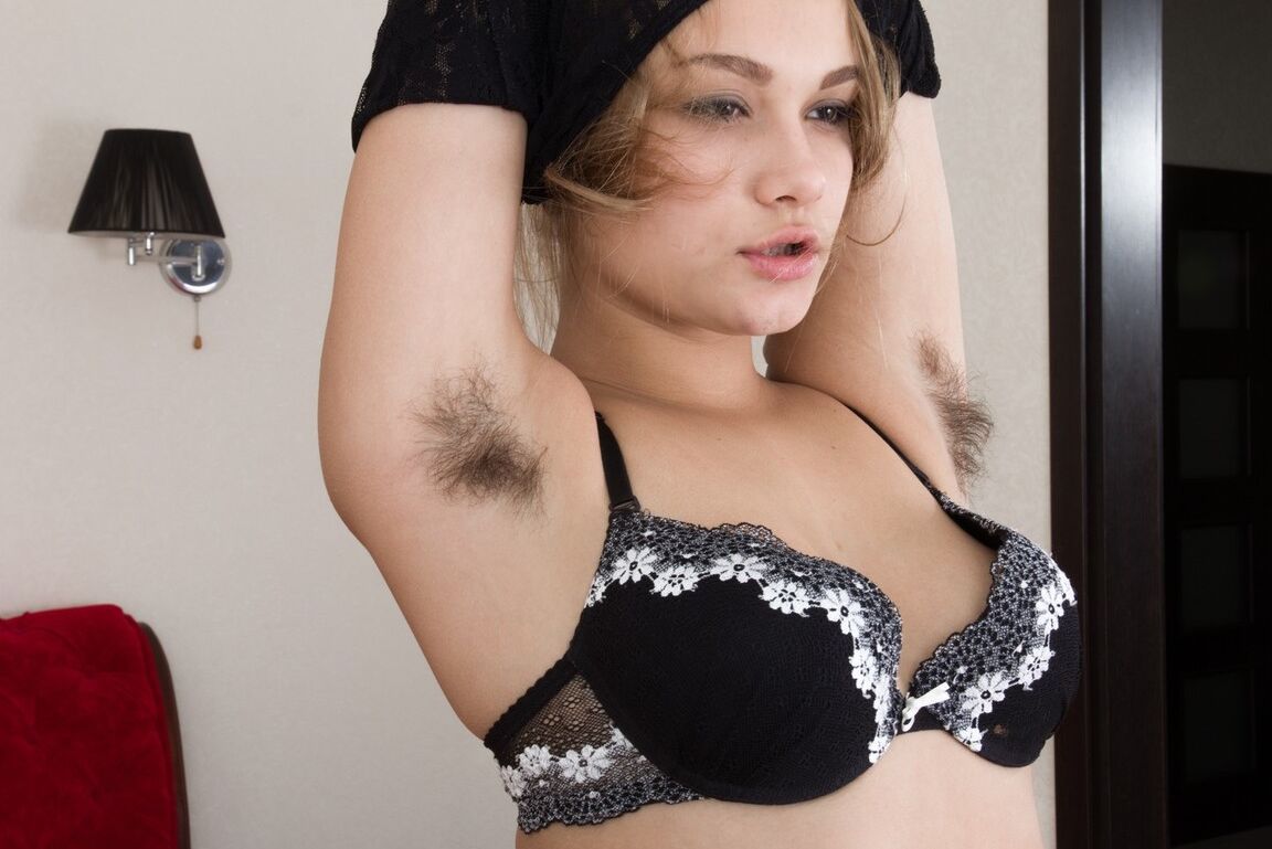 16P A adolescente gostosa Baby Lizza enfia um brinquedo sexual no castor depois de se despir