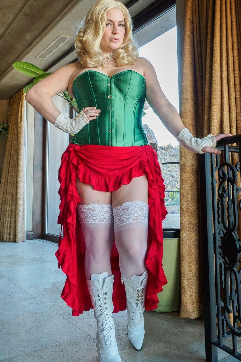 15P Deusa amadora curvilínea Danielle jogando jogos sexuais excêntricos com sua buceta no Natal