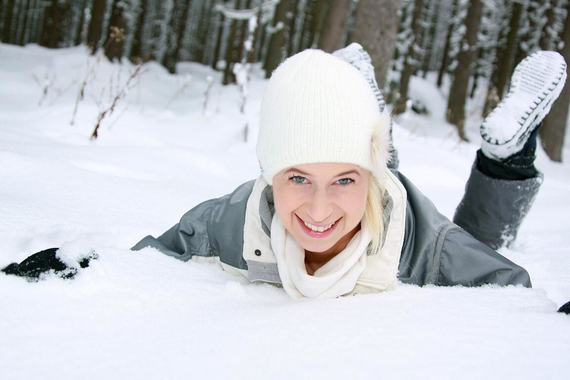 21P Miel caliente con pechos enormes Yvonne A juega con su vagina en la nieve