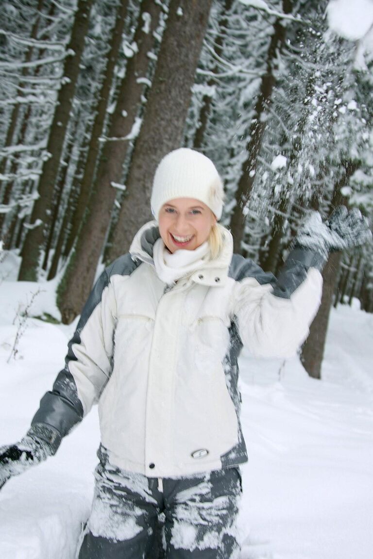 21P Miel caliente con pechos enormes Yvonne A juega con su vagina en la nieve