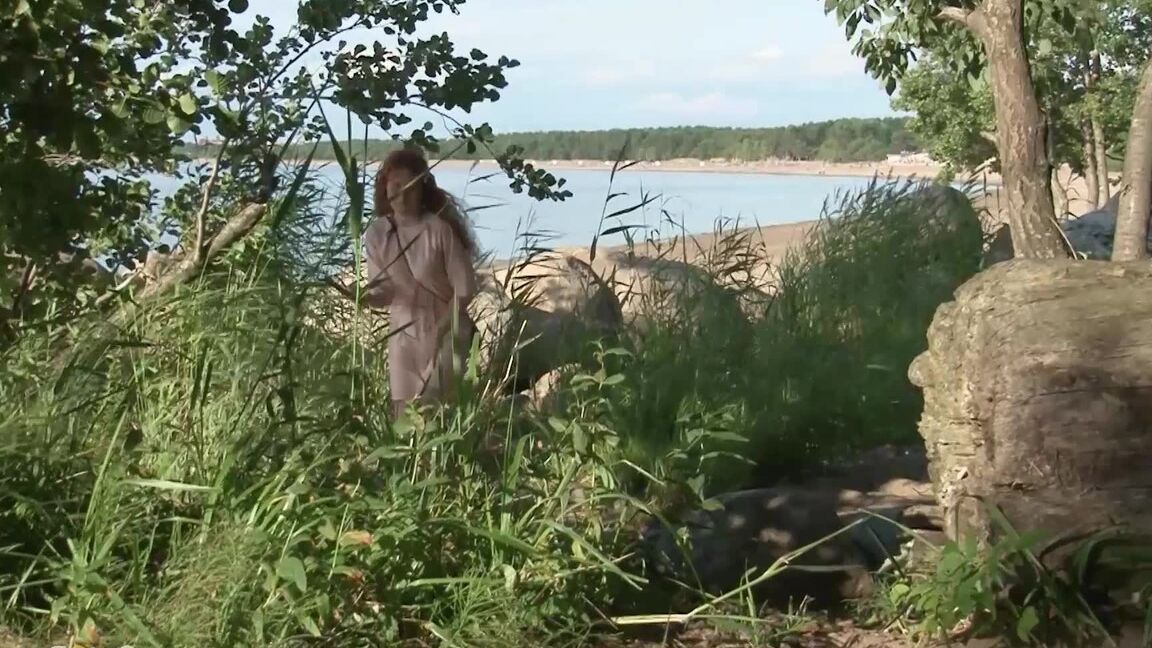 15P Rothaarige sitzt auf der Kante eines Baumstamms, um draußen zu pinkeln