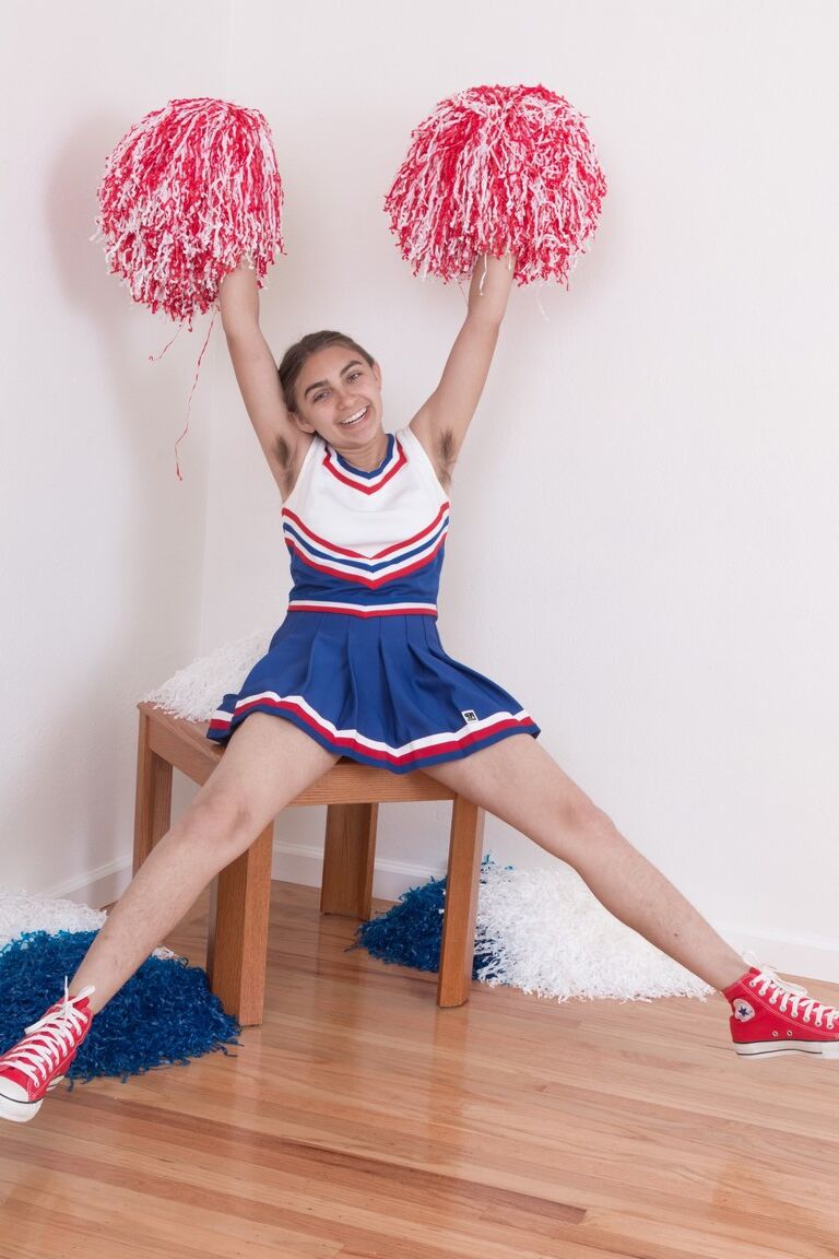 17P A líder de torcida adolescente Sunny mostra sua virilha peluda enquanto se despe e dança