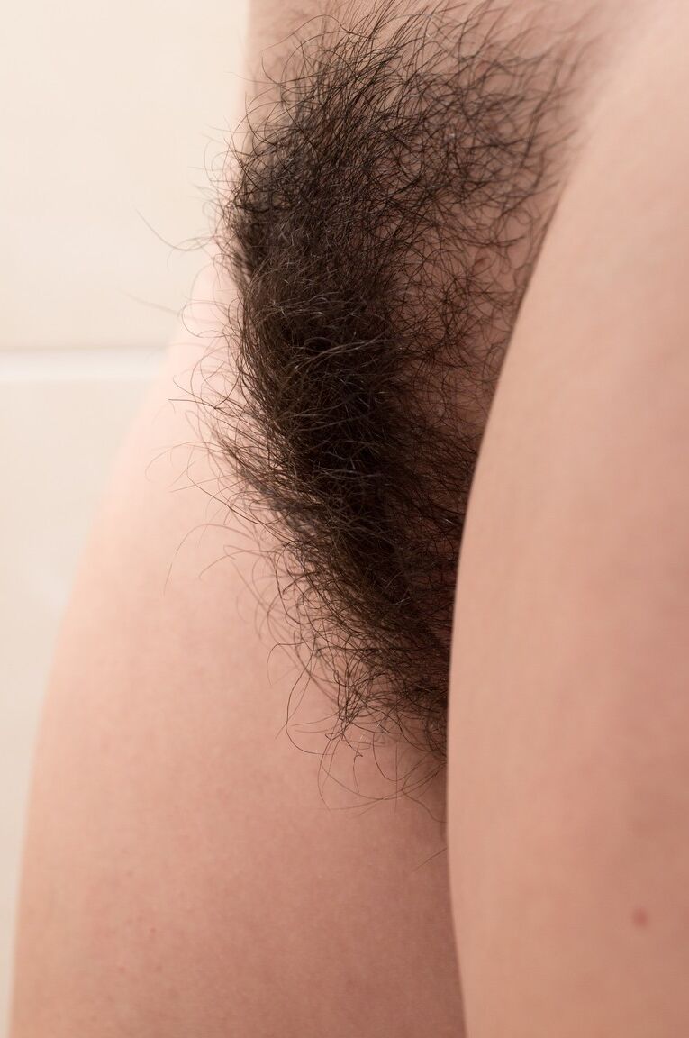 17P A adolescente morena Amber lentamente tira e brinca com seus naturais e dedos