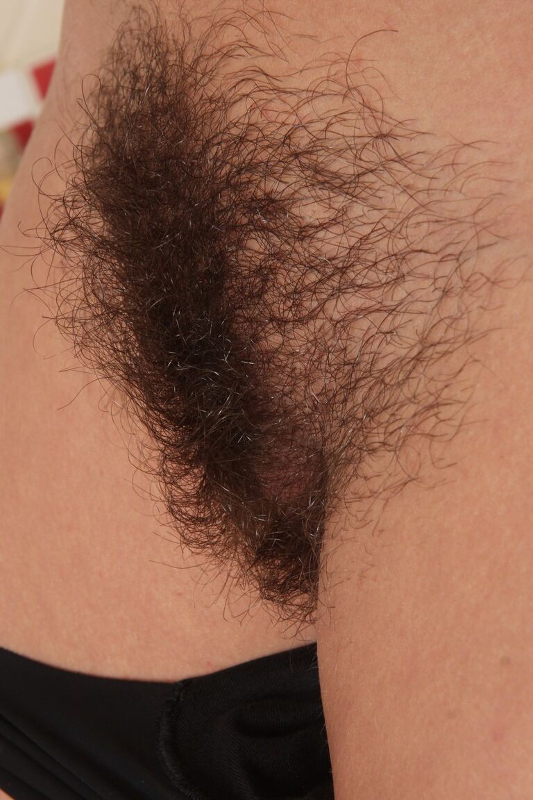 19P Adorable babe with ponytail Susane pleasures her hairy twat with water