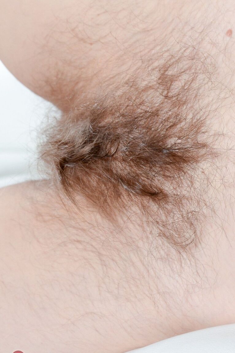 21P Madura hippie Natasha Moon exponiendo su vulva peluda en el sofá