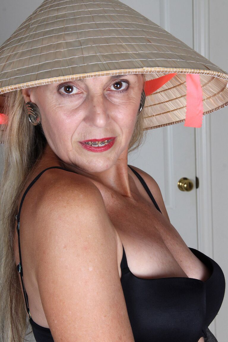 21P La grand-mère sexy aux petits seins Sienna dévoile sa chatte poilue et se masturbe