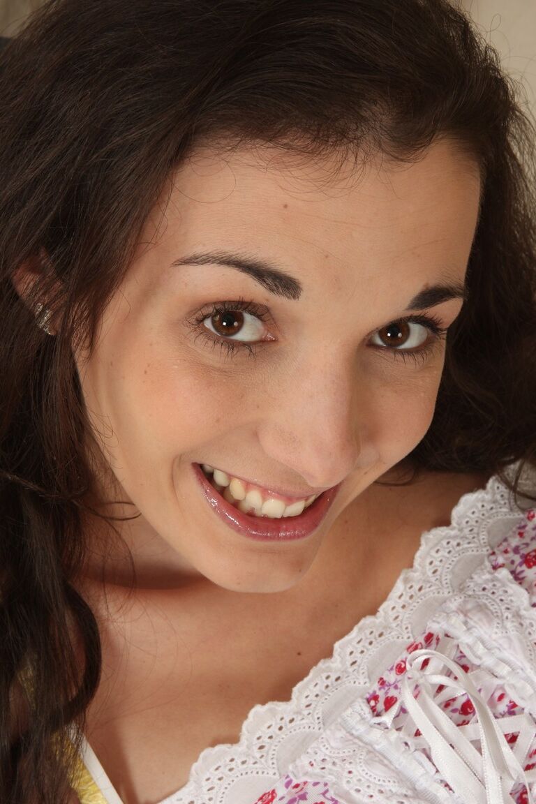 19P La jolie brune Velvet se déshabille et doigte sa chatte touffue