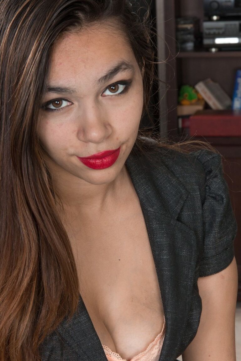 16P La exótica amateur Victoria Marie dobla los labios de su coño peludo para revelar su clítoris