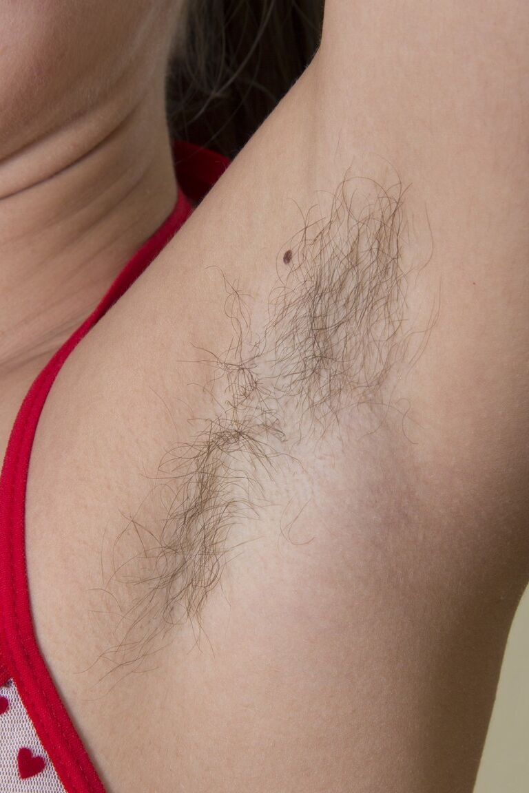 20P La princesse poilue incroyablement sexy Lita se déshabille