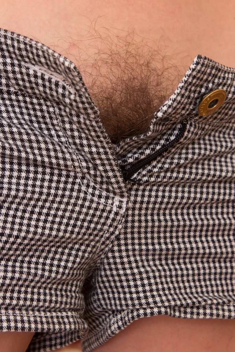 19P Adolescente morena con buen culo Shein muestra y abre su chocho peludo