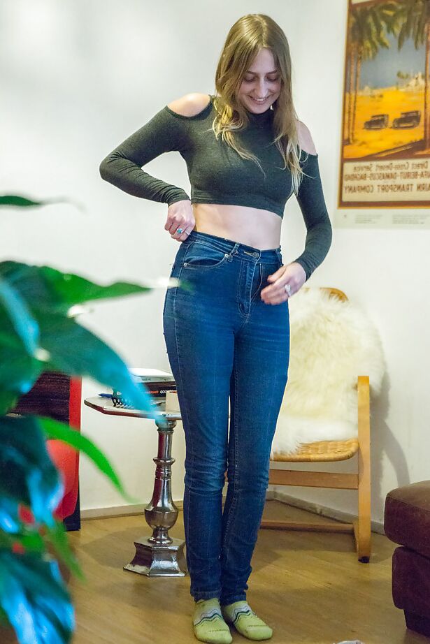 16P La adolescente amateur Katherine J vistiéndose después de modelar desnuda