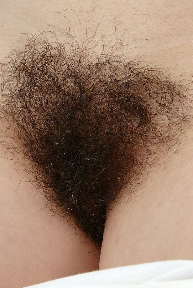 16P A mulher amadora Lin abaixa a calcinha branca para expor o arbusto peludo